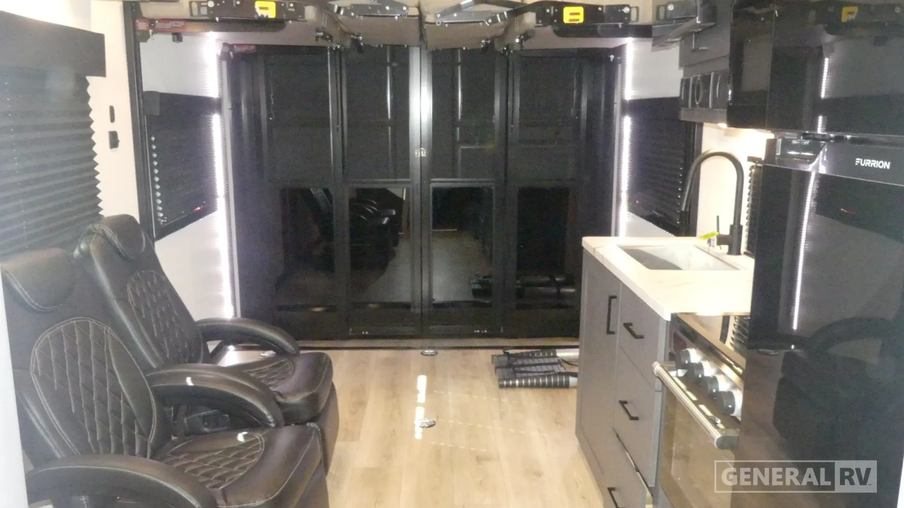 2025 Alliance RV Valor All-Access 21T15 - Photo 3