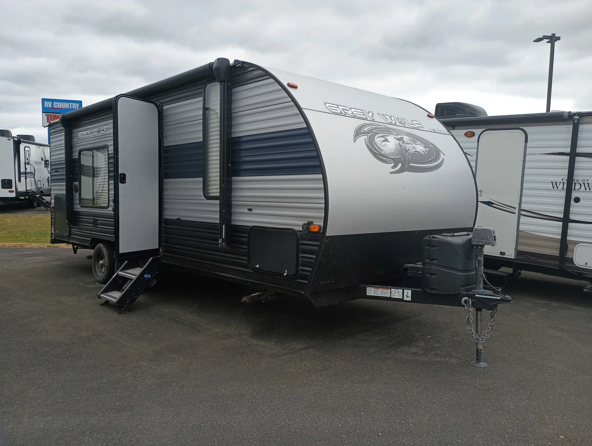 2020 Forest River Cherokee Grey Wolf 24JS dealer photo 1 from RV Country
