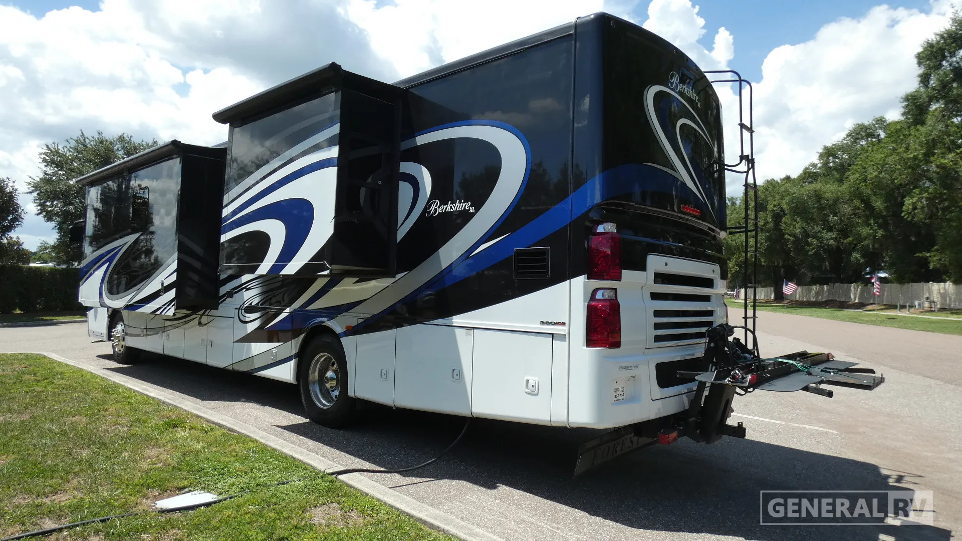 2018 Forest River Berkshire XL 40C - Photo 4