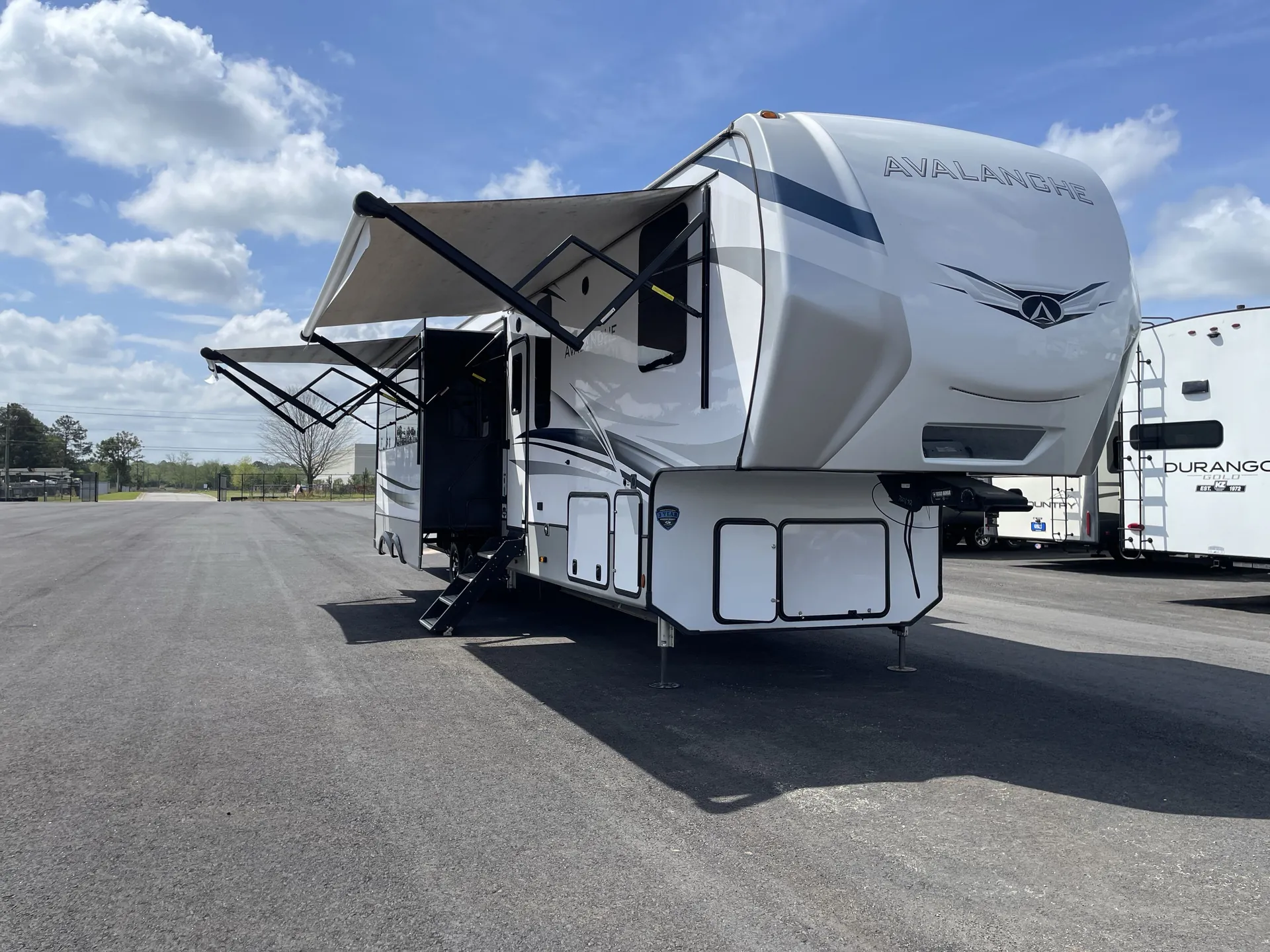 2023 Keystone Avalanche 390DS