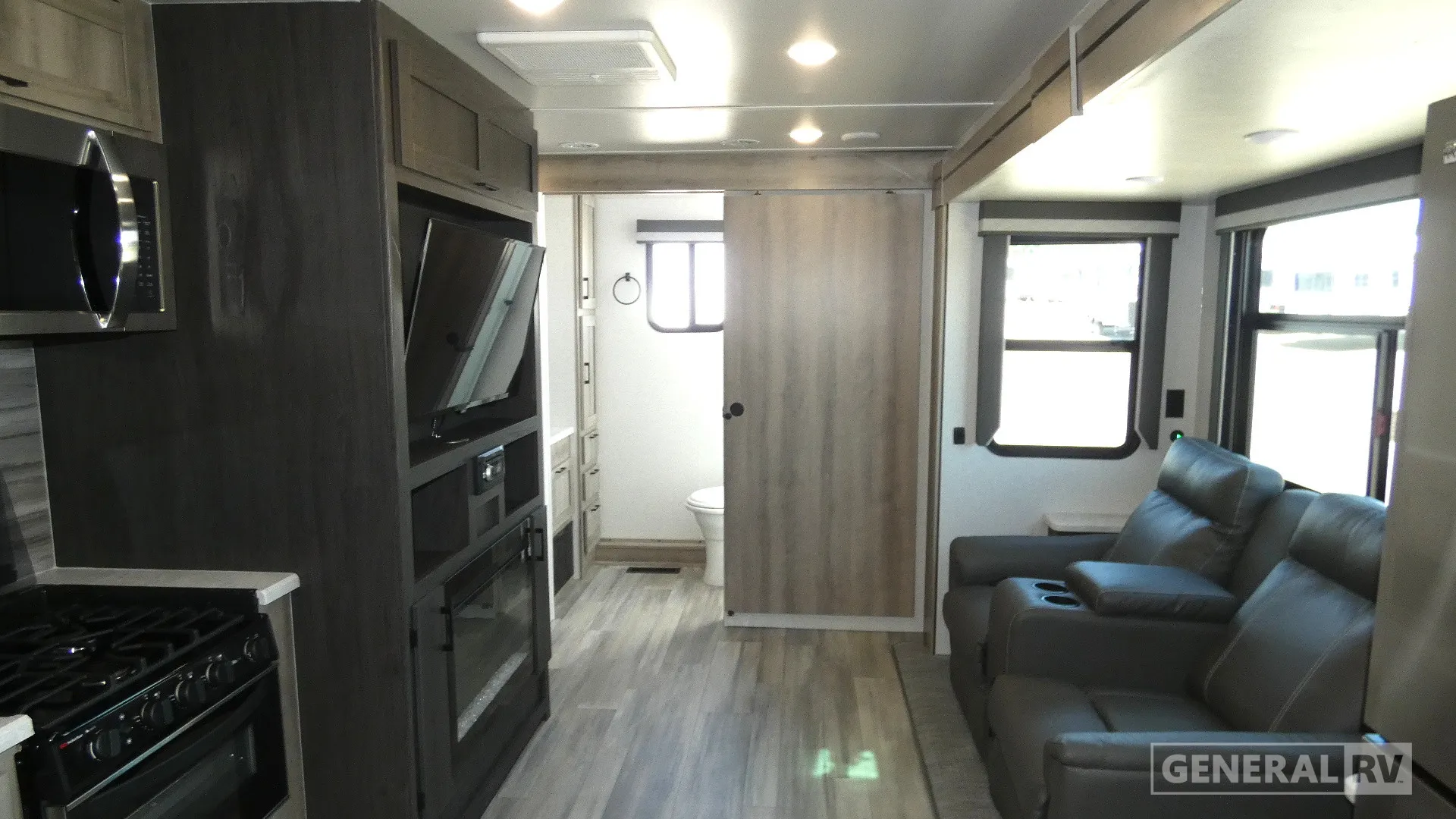 2022 Winnebago Voyage 2427RB - Photo 3