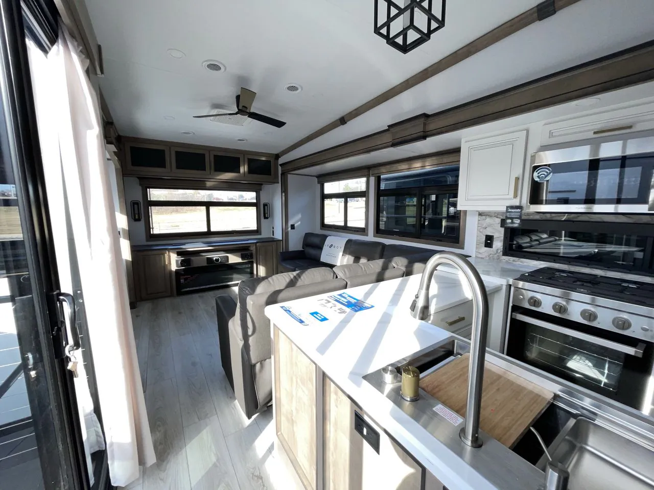 2025 Keystone Montana 3532SP - Photo 3