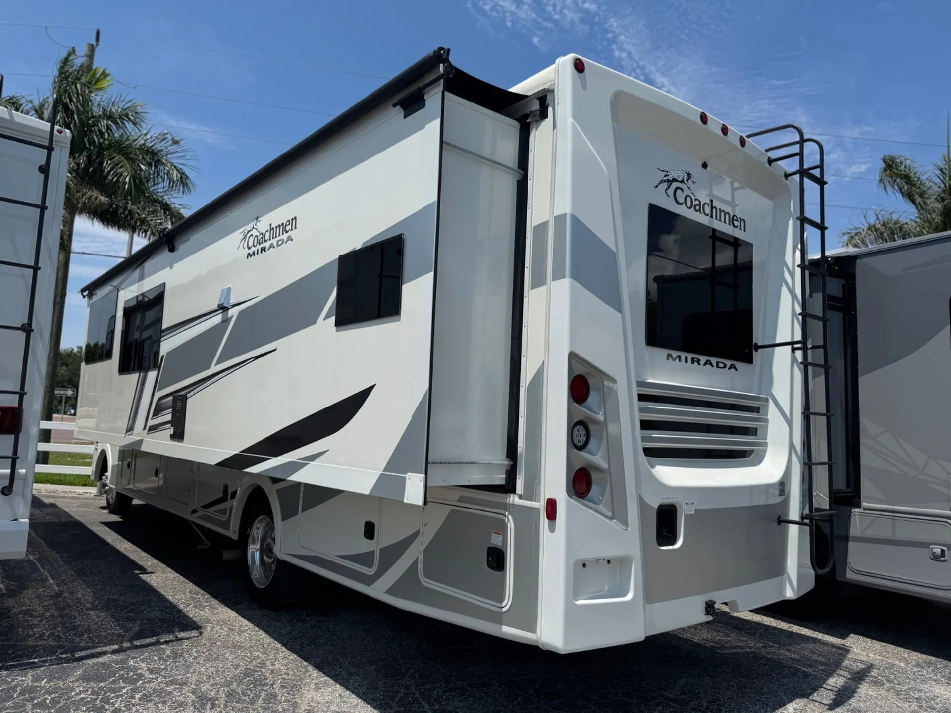 2024 Coachmen Mirada 32LS - Photo 4