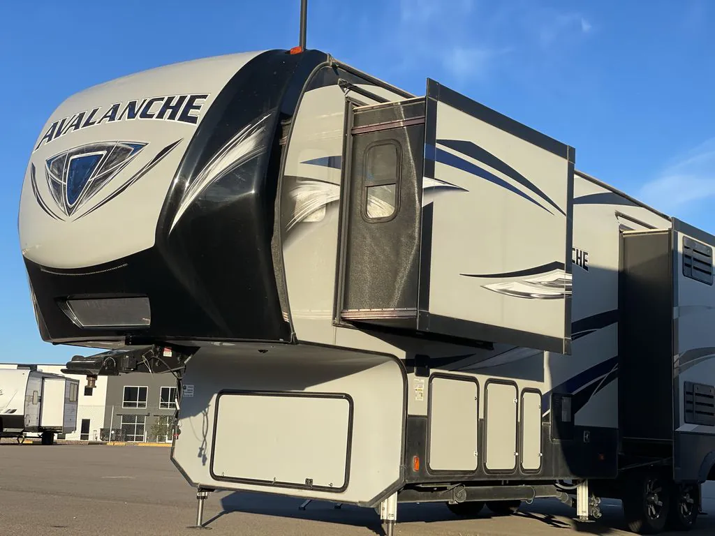 2020 Keystone Avalanche 321RS - Photo 3