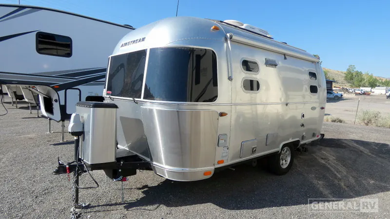2017 Airstream Flying Cloud 19 - Photo 2