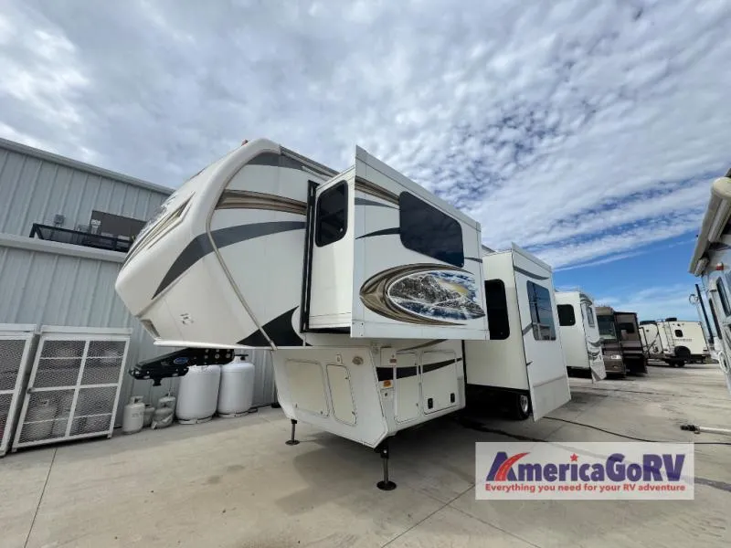 2013 Keystone Montana Big Sky 3750 FL - Photo 2