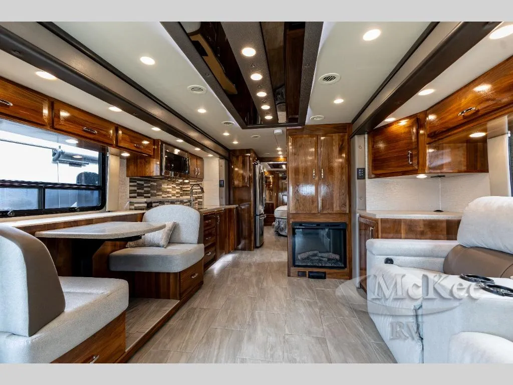 2021 Foretravel Realm FS450 LS3 - Photo 2