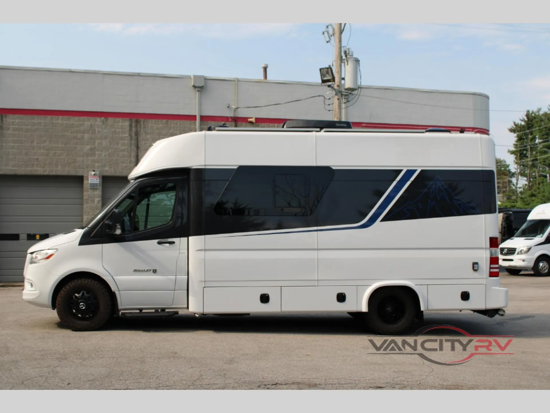 2025 Chinook RV Summit FTB - Photo 3