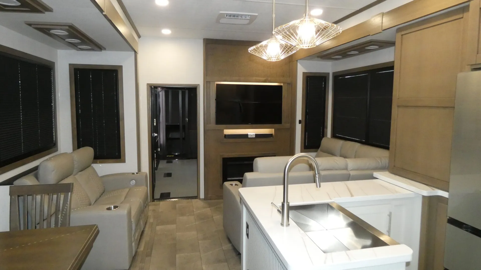 2026 Keystone Fuzion 440 - Photo 3