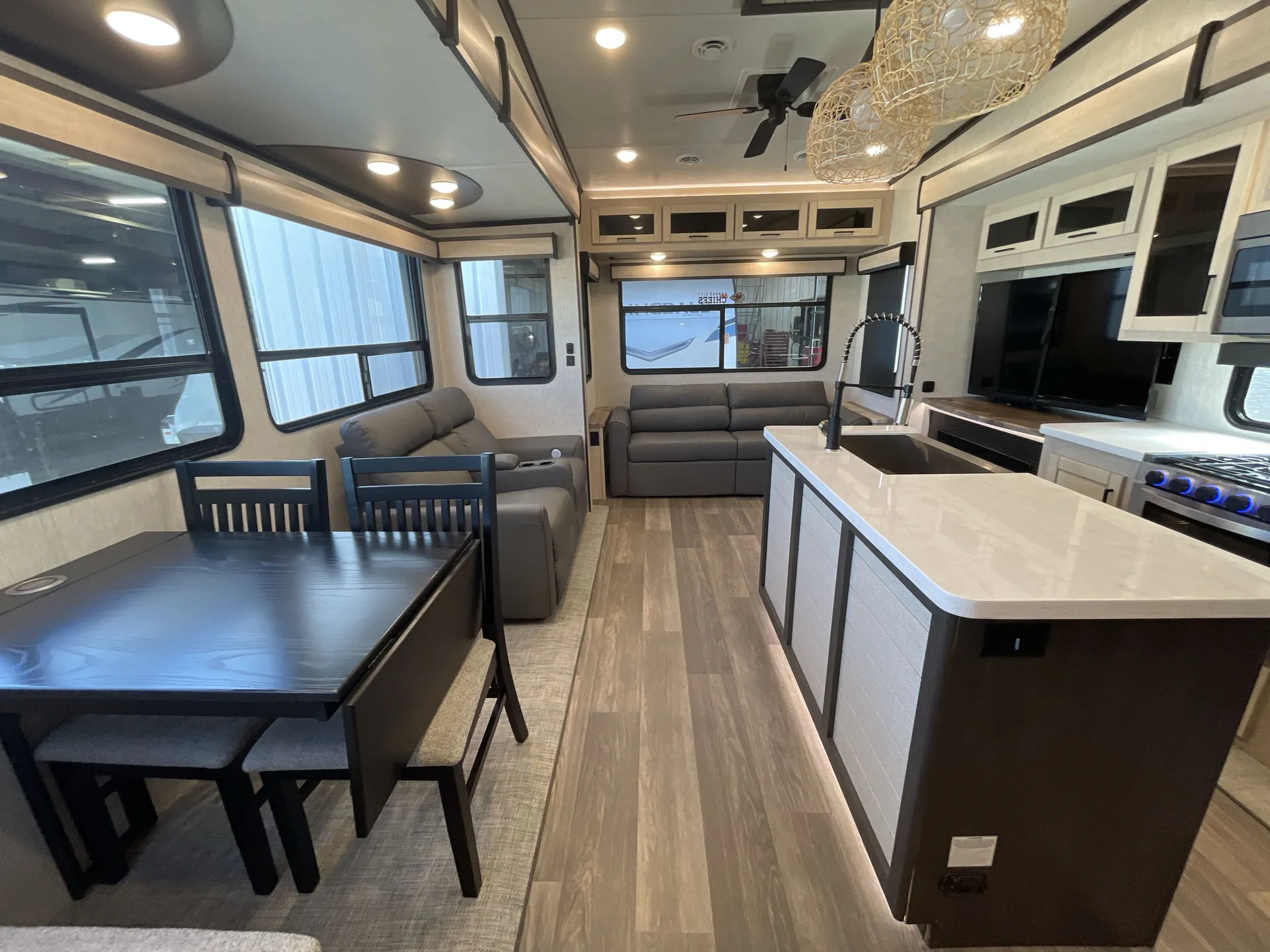 2023 crossroads Cameo 3201RL — living area main