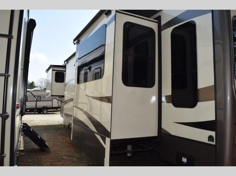 2018 Keystone Montana 3661RL - Photo 4