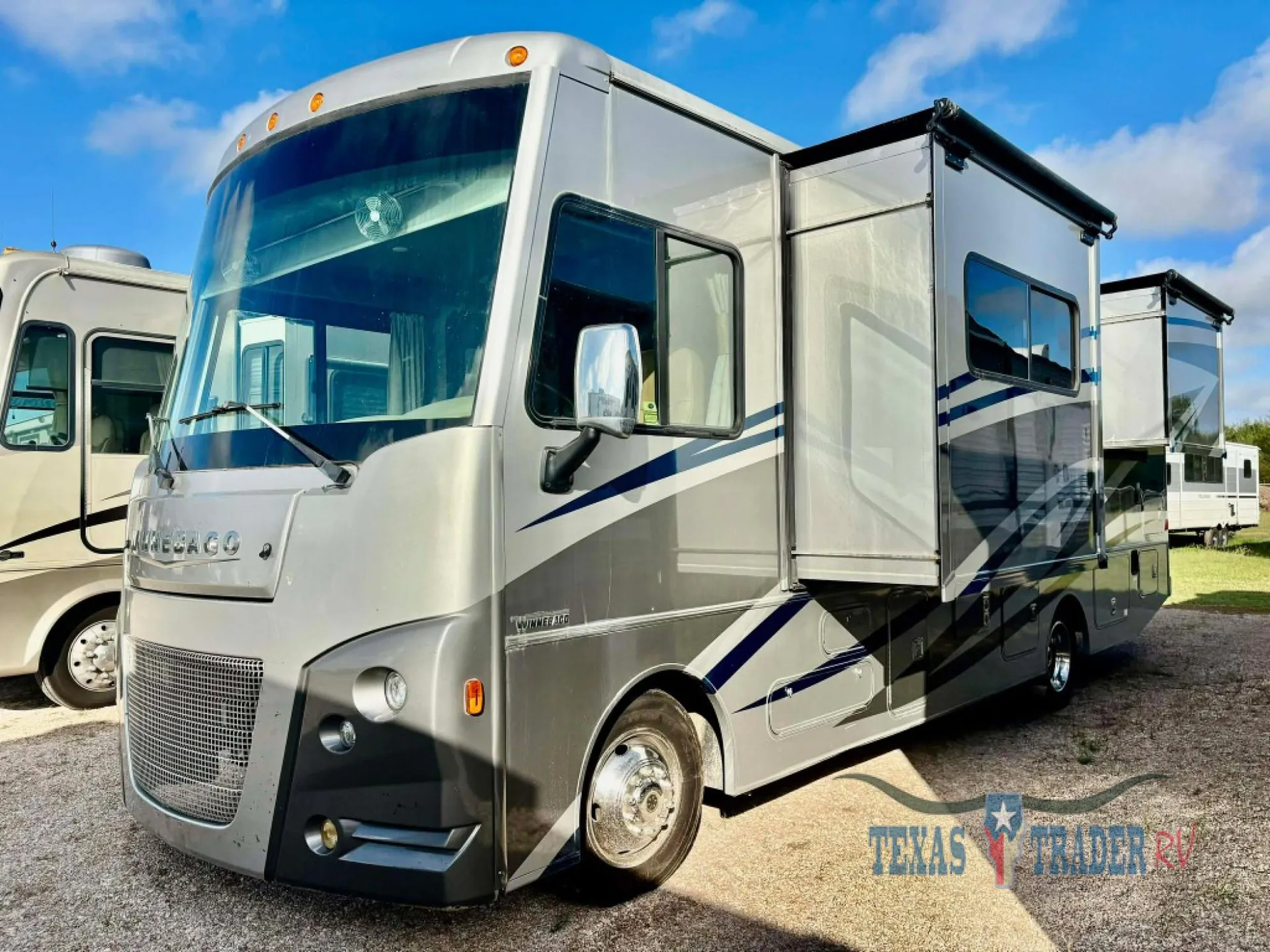 2018 Winnebago Vista LX 27N - Photo 3