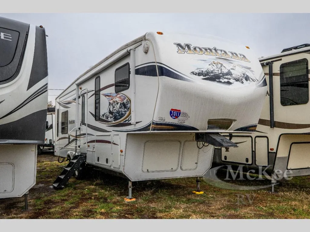 2011 Keystone Montana 3100RL - Photo 2