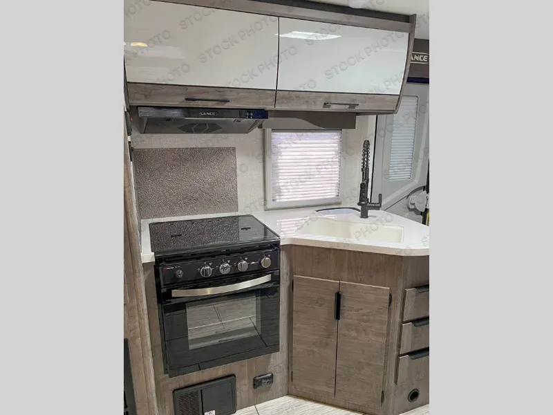 2026 Lance Lance Travel Trailers 2255 - Photo 2