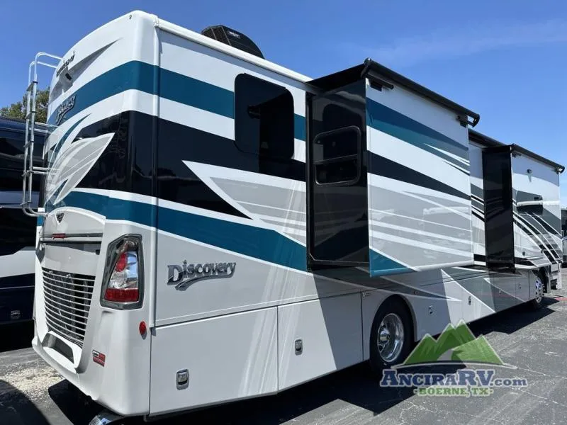 2026 Fleetwood Discovery 38N - Photo 3