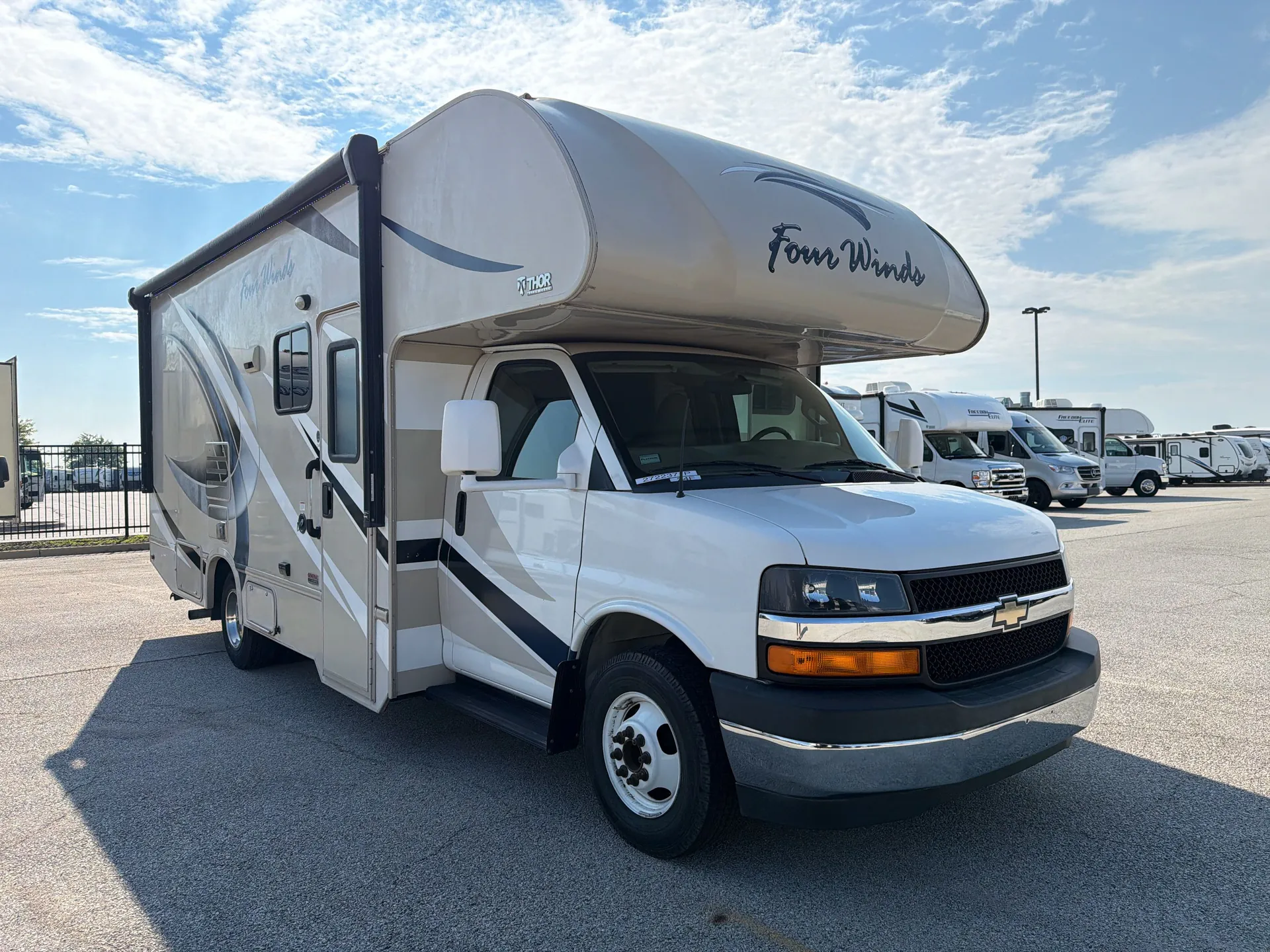 2017 Thor Motor Coach Four Winds 24F - Photo 2
