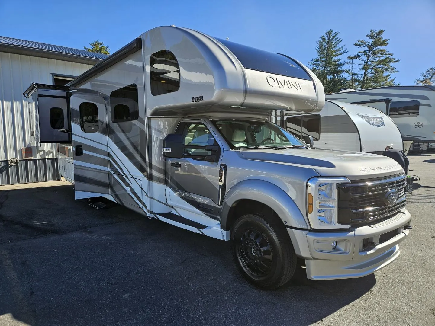 2025 Thor Motor Coach Omni XG32 - Photo 2