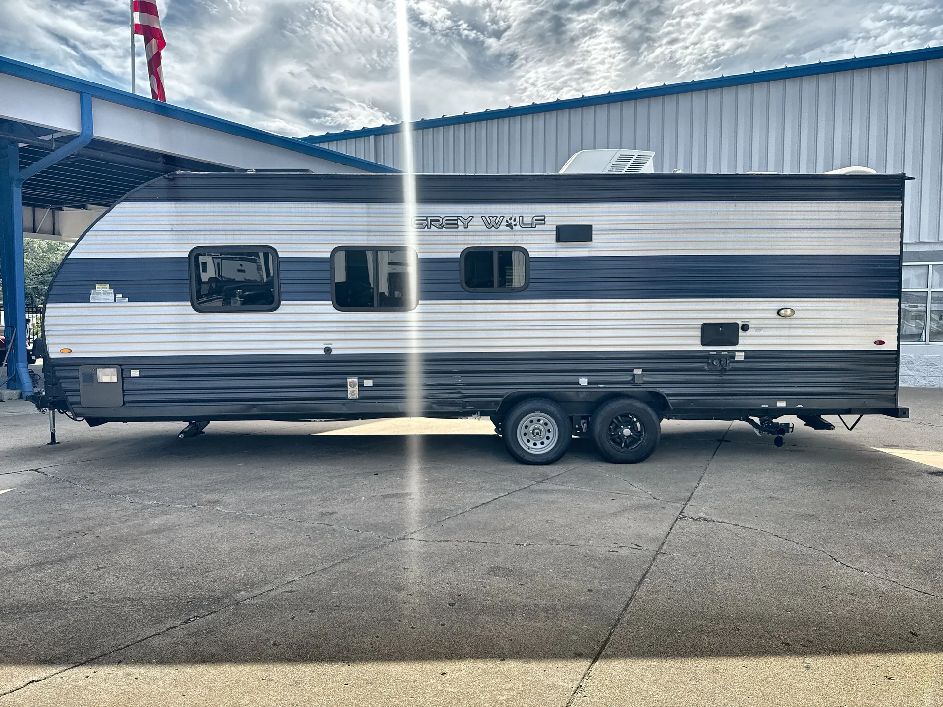 2022 Forest River Cherokee Grey Wolf 26DBH — off campside