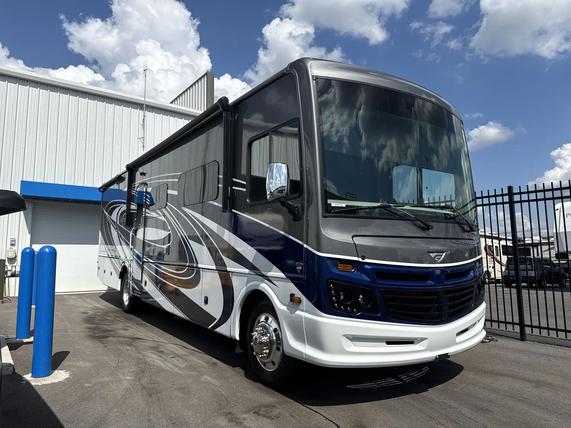 2023 Fleetwood Bounder 35GL - Photo 2