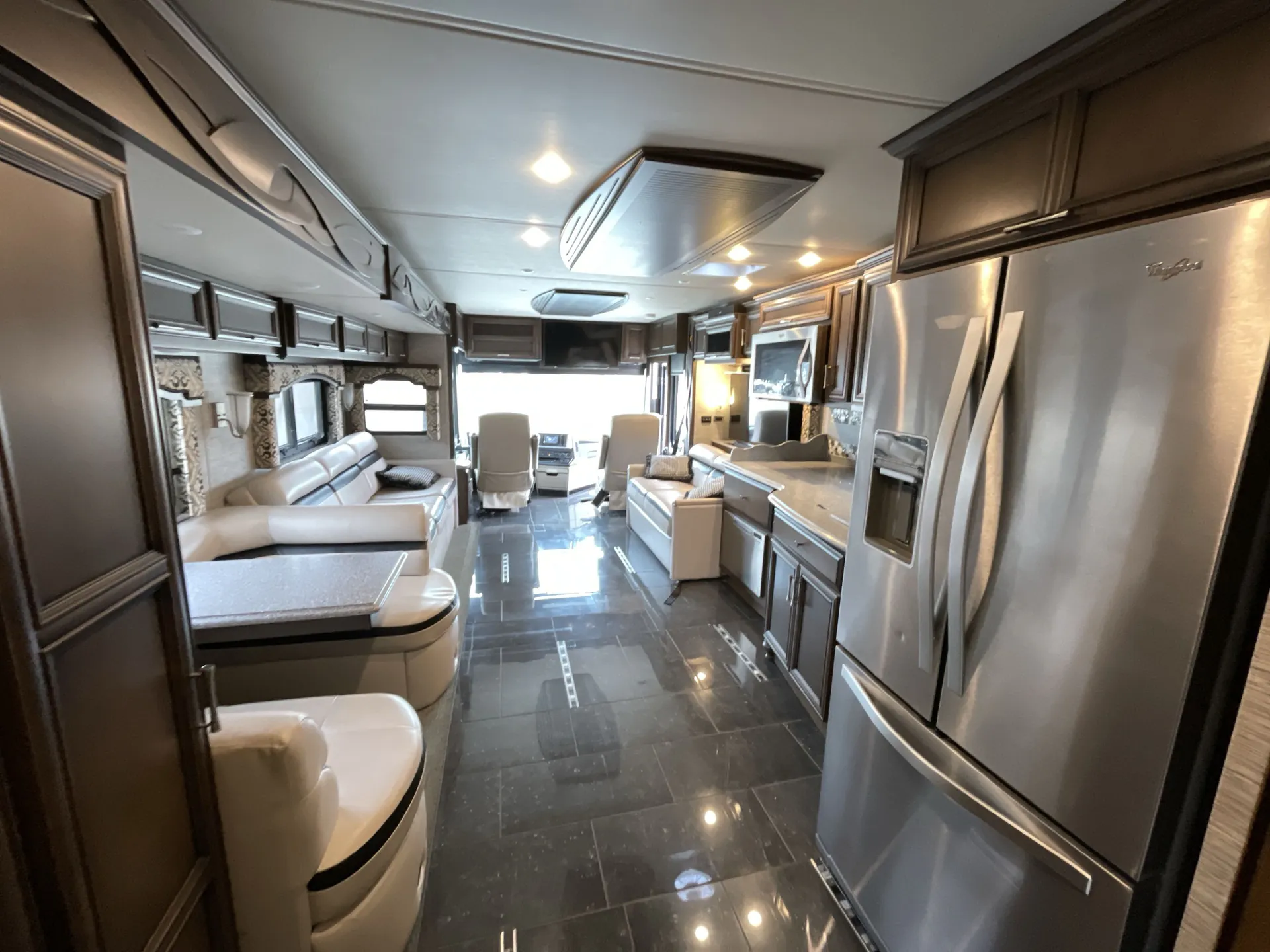 2018 newmar Ventana 4310 — living area main