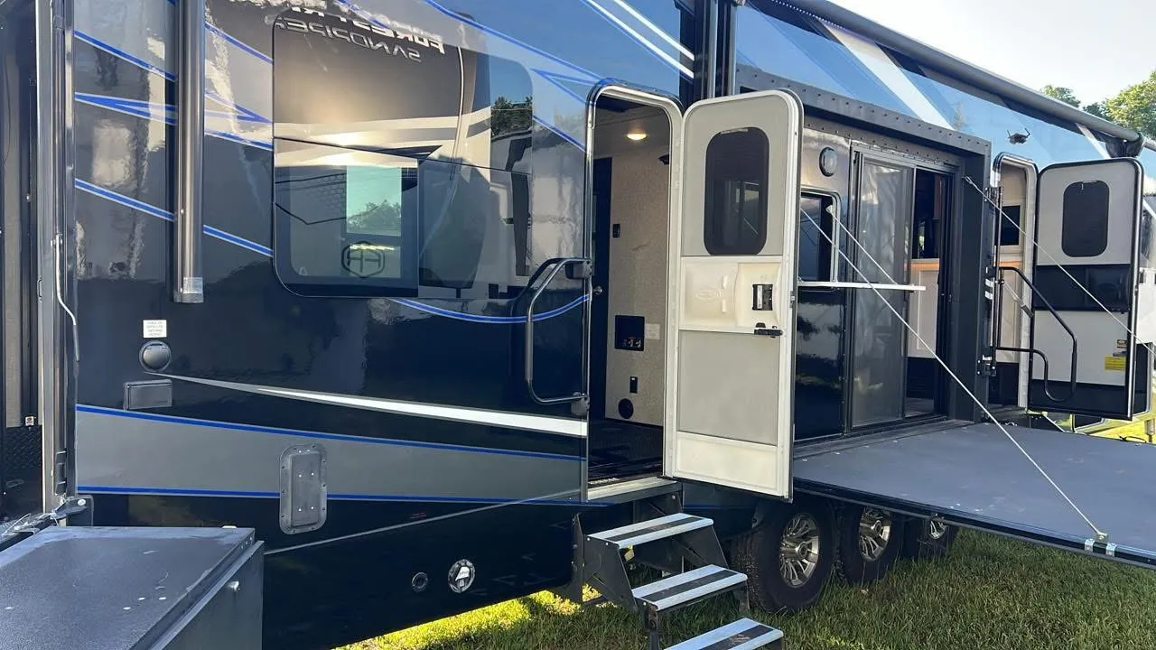 2023 Jayco Seismic 4113 - Photo 2