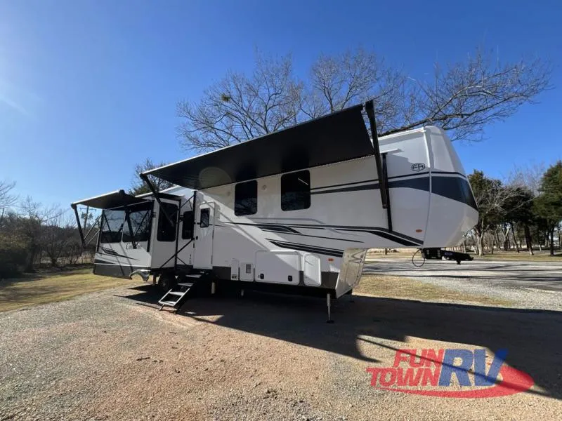 2025 Palomino Columbus 383RLH - Photo 2