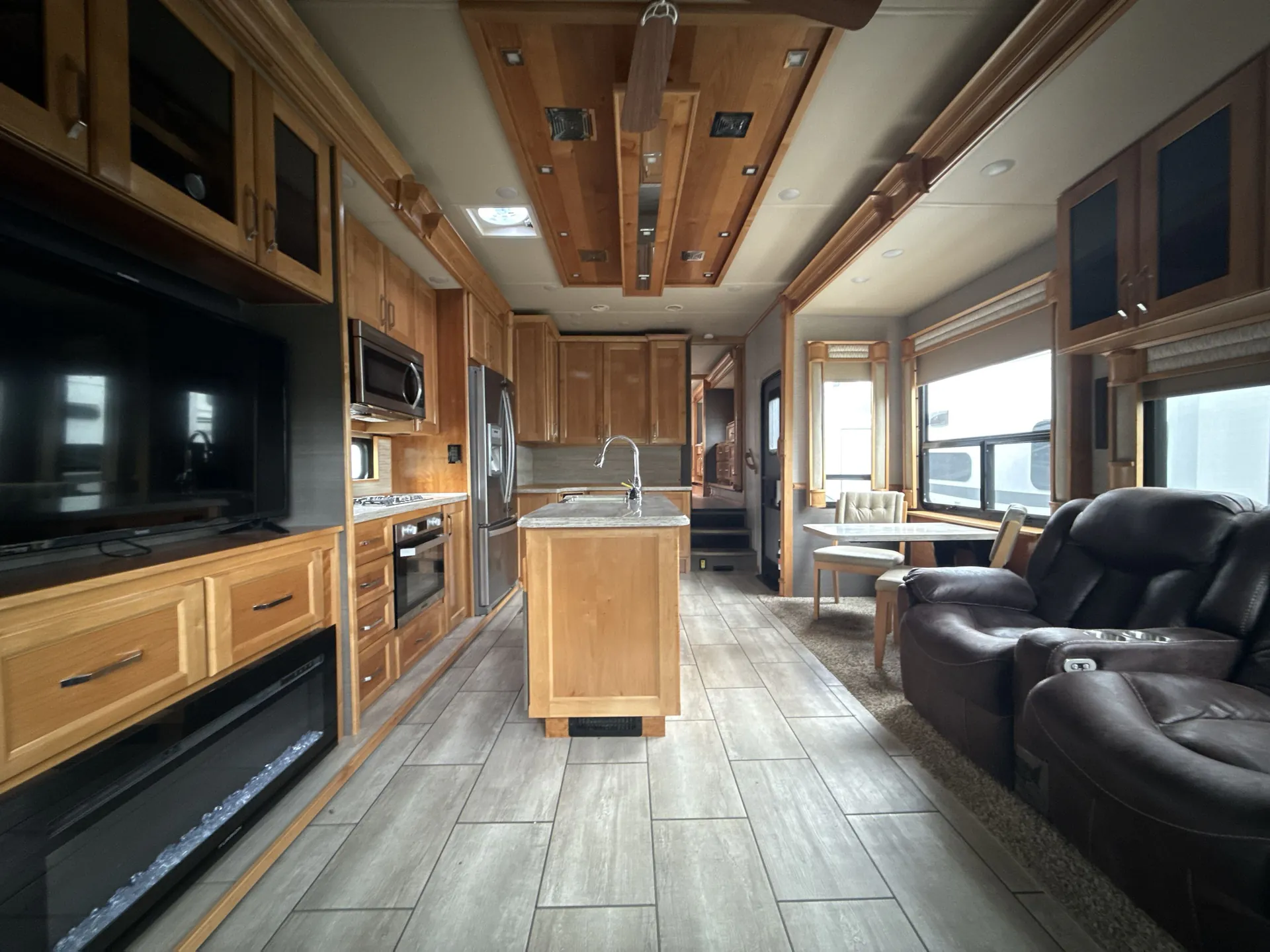 2020 vanleigh Beacon 39GBB — living area main