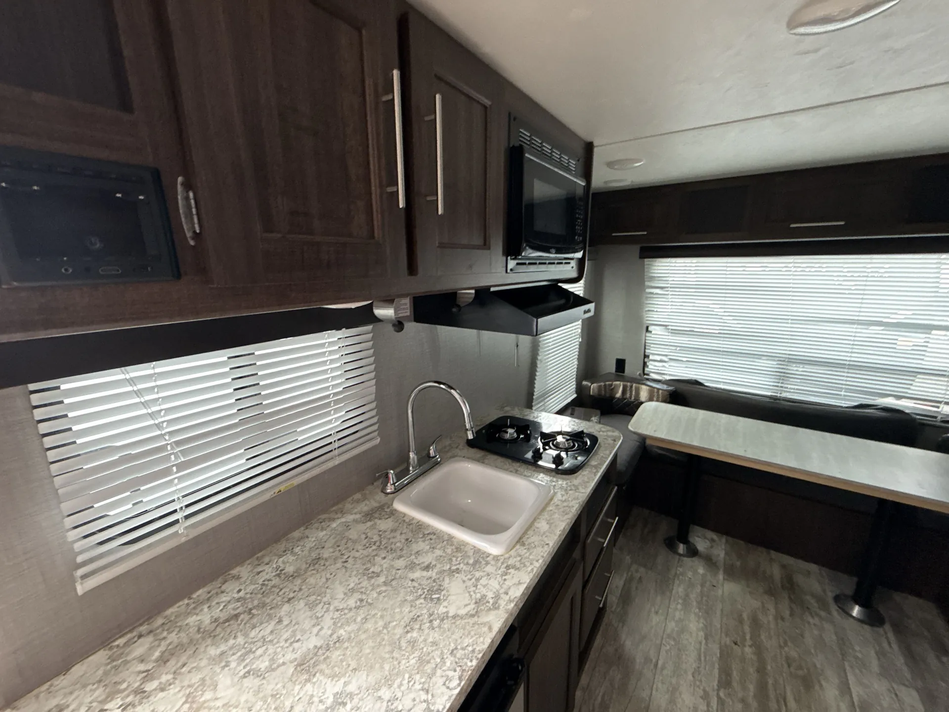 2019 CrossRoads Zinger Lite 18RD — living area main