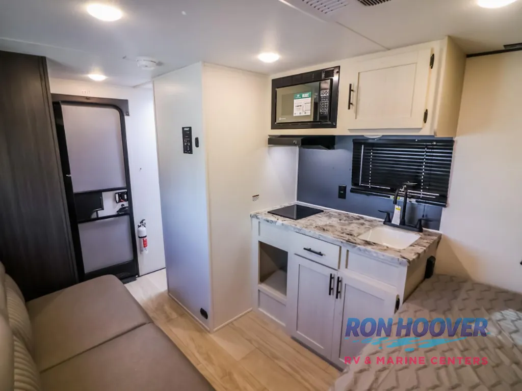 2027 Shasta Compact 17DB, Photos photo 4
