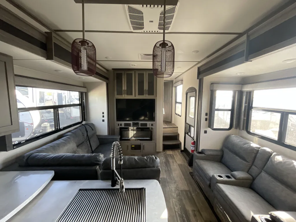 2021 Keystone Raptor 413, Photos photo 3