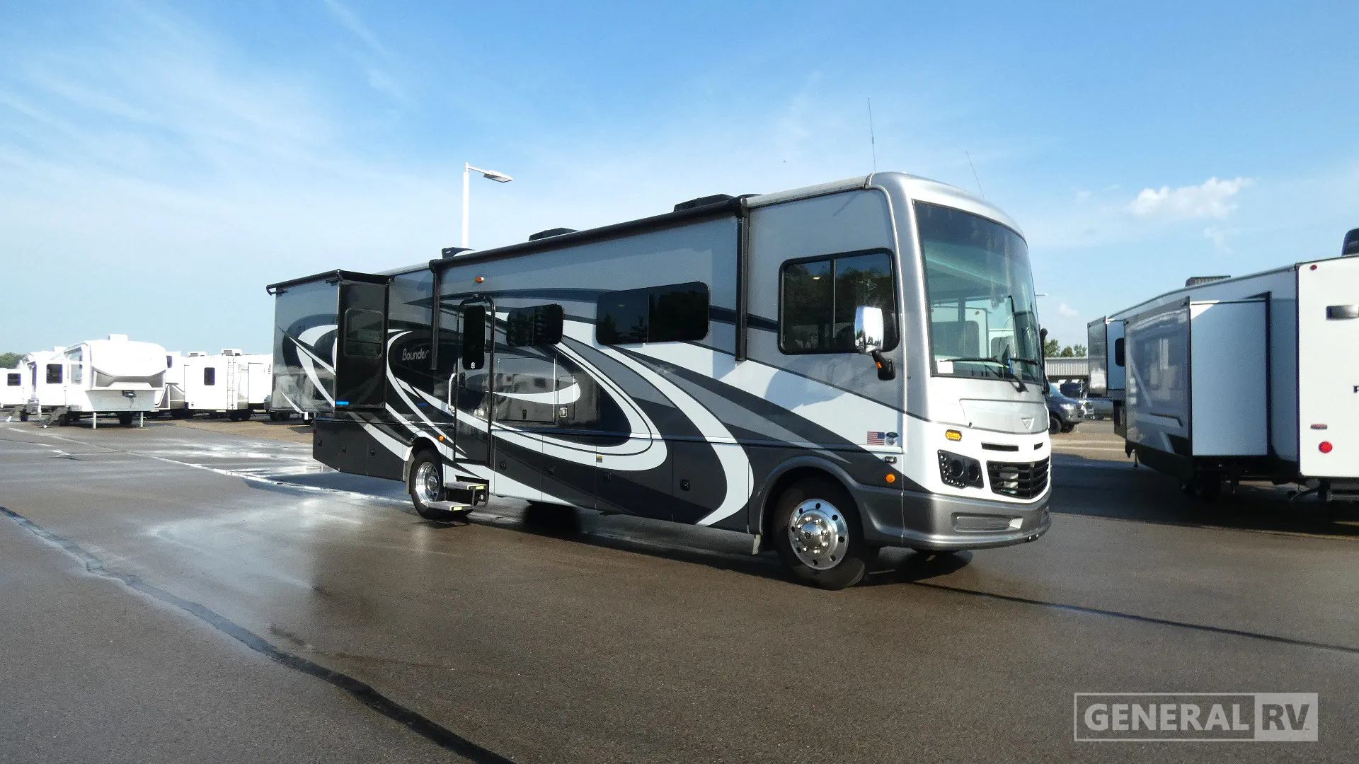 2023 Fleetwood Bounder 35GL - Photo 2