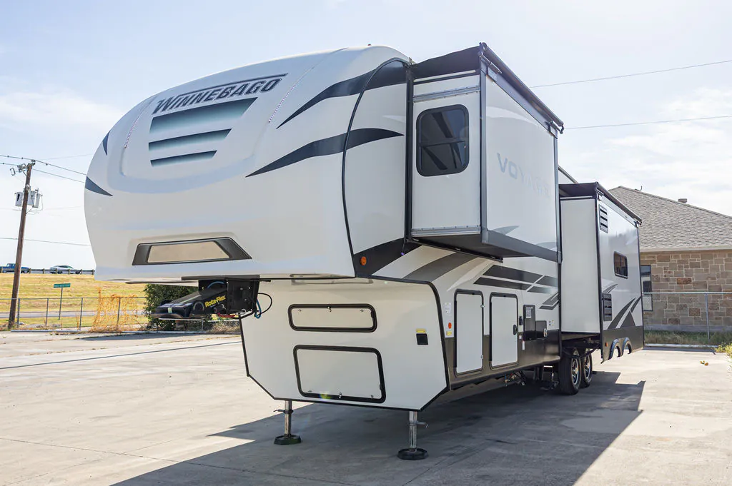 2021 Winnebago Voyage V3134RL - Photo 2