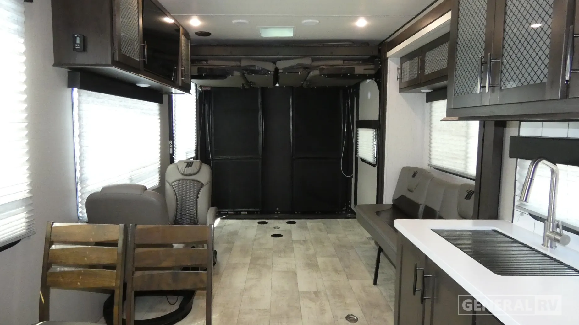 2022 Grand Design Momentum G-Class 30G - Photo 3