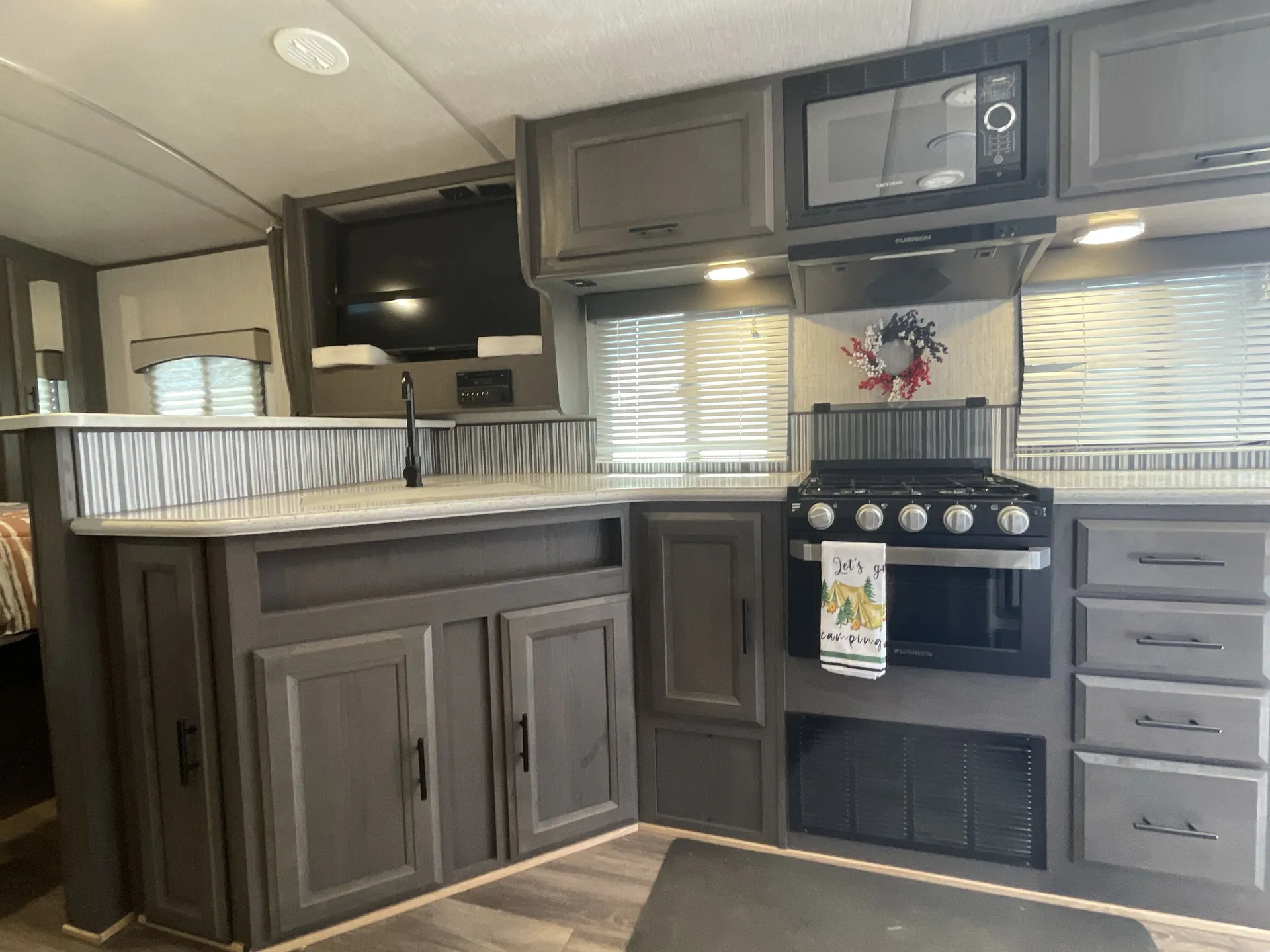 2021 Cruiser RV Fun Finder Xtreme Lite 21RB — living area main