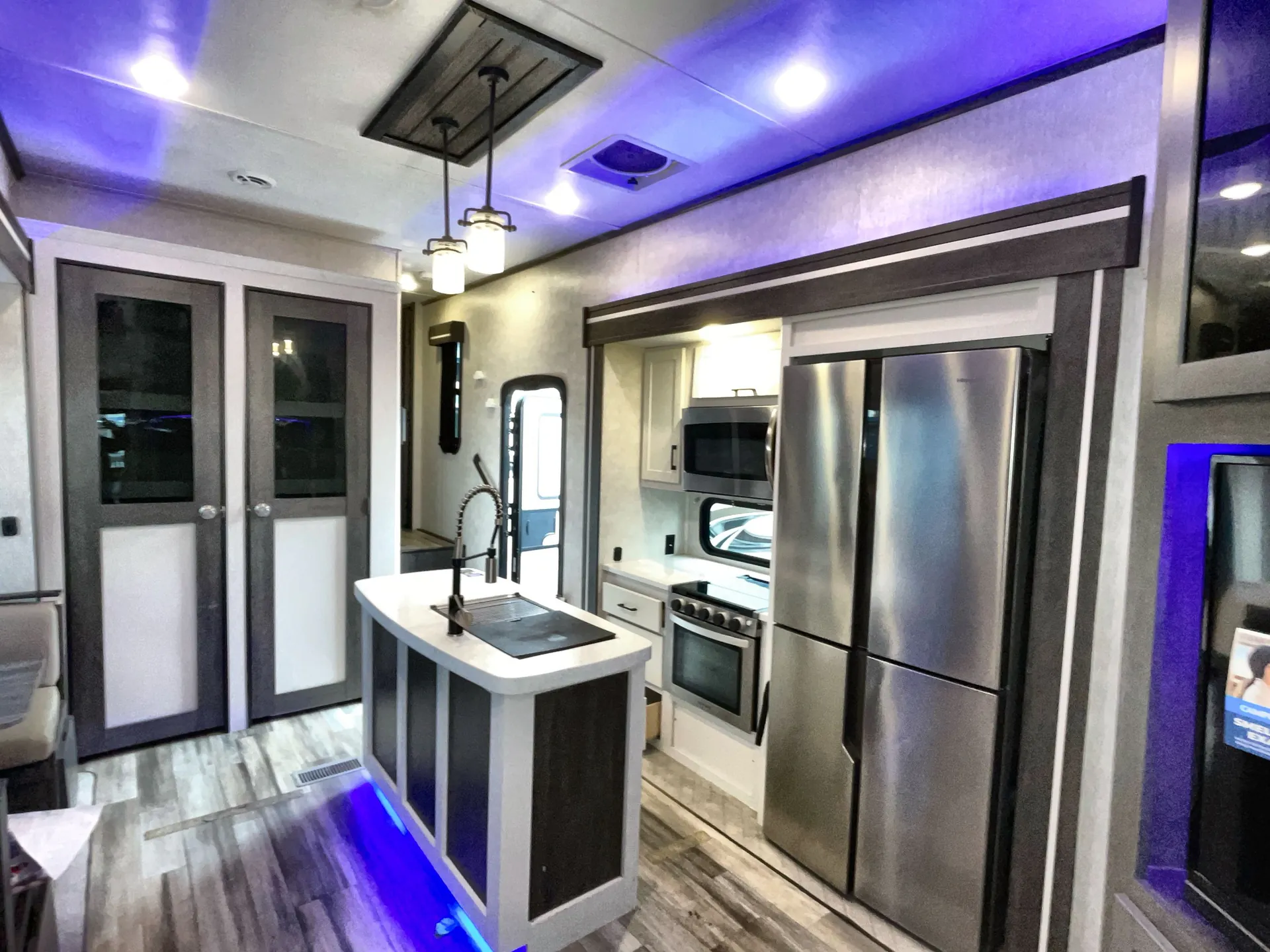 2022 CrossRoads Cruiser CR3851BL - Photo 4