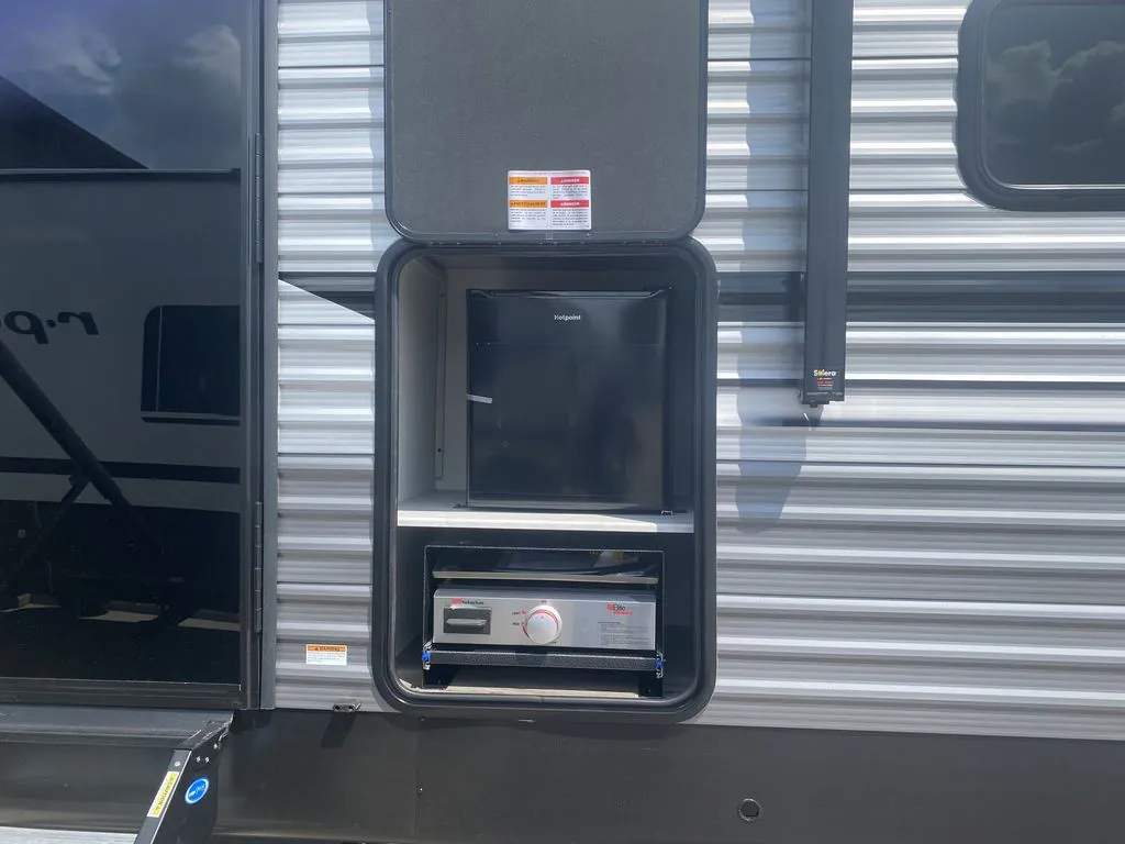 2025 Coachmen Catalina Legacy Edition 333FKTS - Photo 4