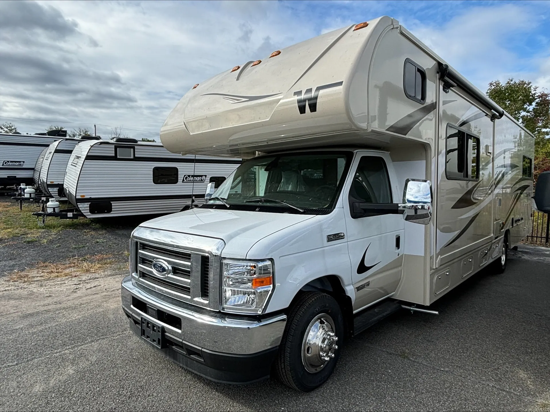 2025 Winnebago Spirit 31H - Photo 3
