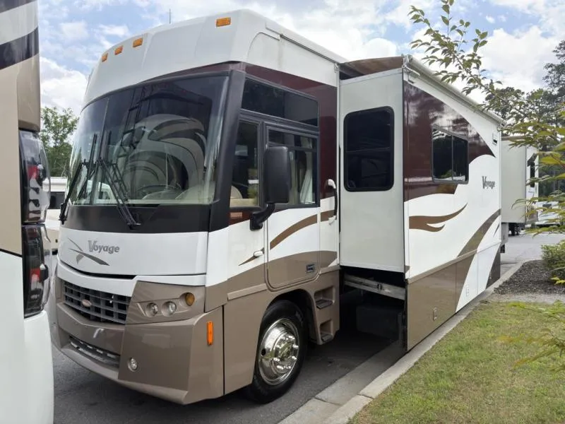 2007 Winnebago Voyage 38J - Photo 2