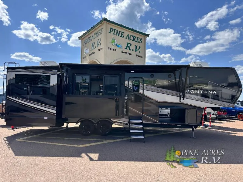 2025 Keystone Montana 3532SP - Photo 3