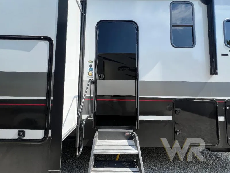 2024 Alliance RV Valor 40V13 - Photo 4