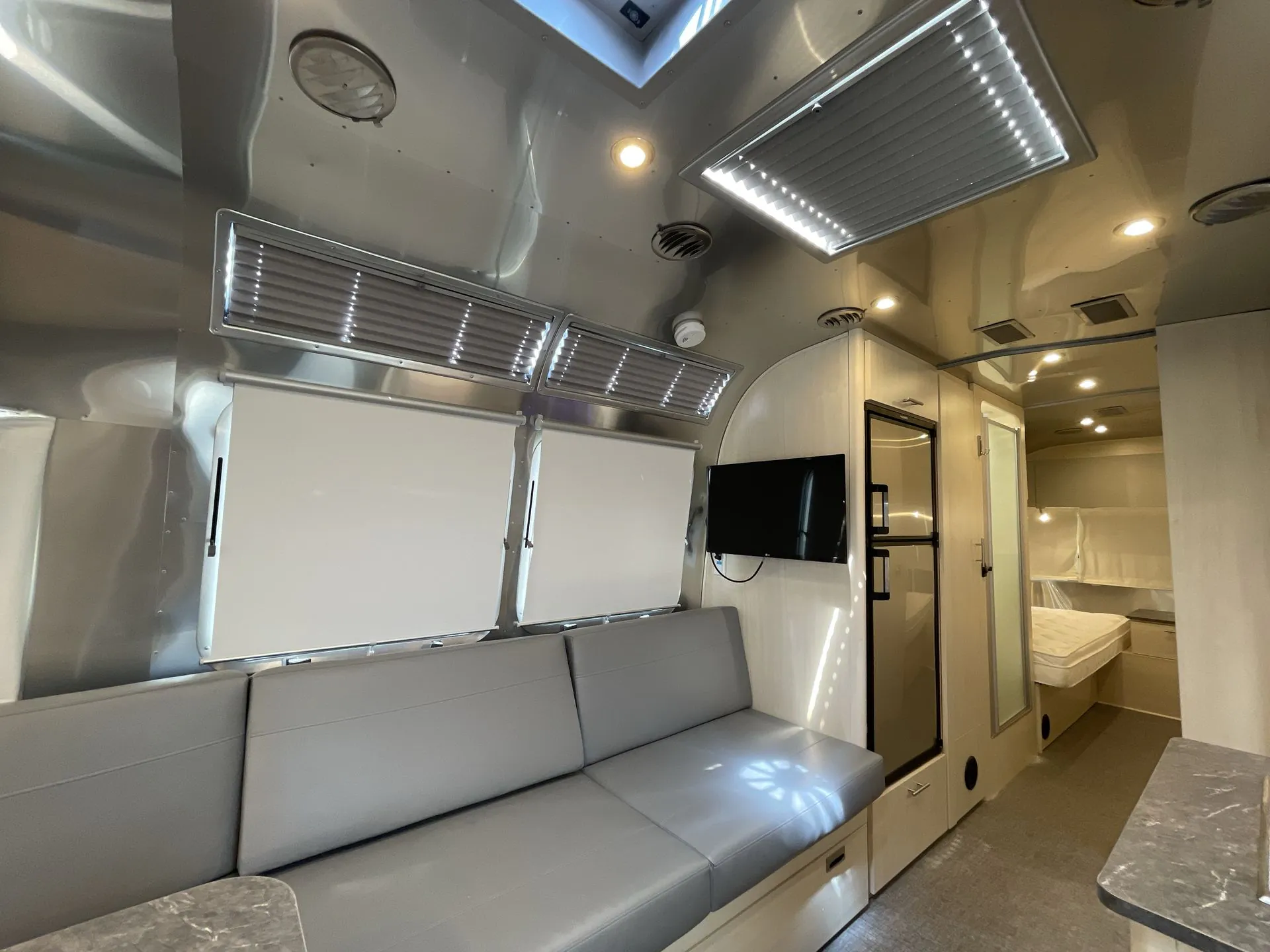 2021 Airstream Flying Cloud 25RB Twin - Photo 3
