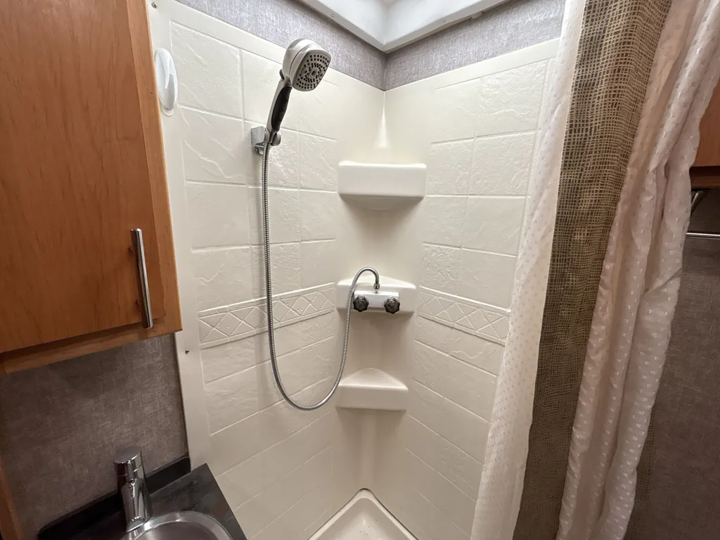 2017 Tiffin Wayfarer 24 QW, Photos photo 14