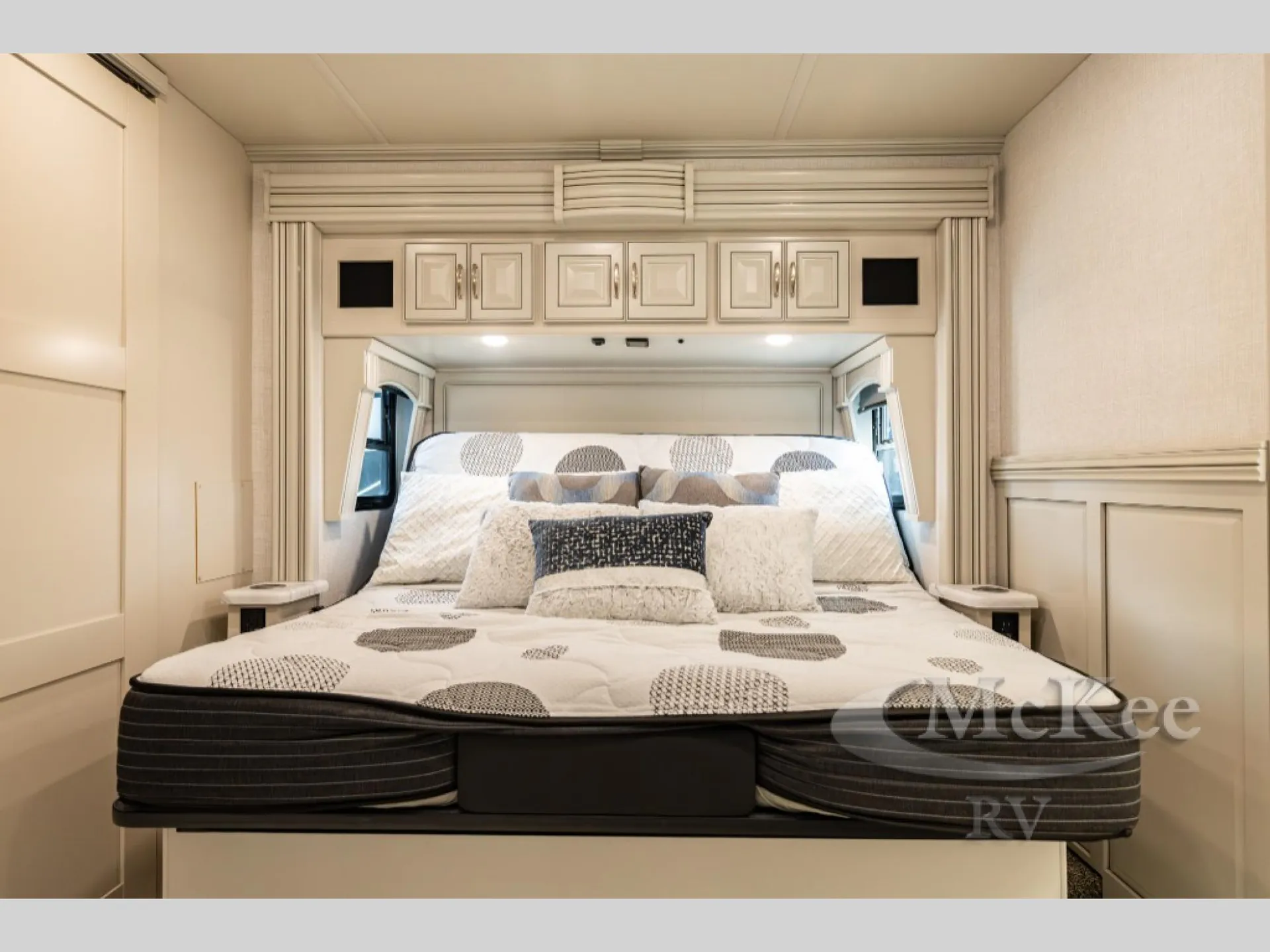2024 Fleetwood Discovery 38N - Photo 4