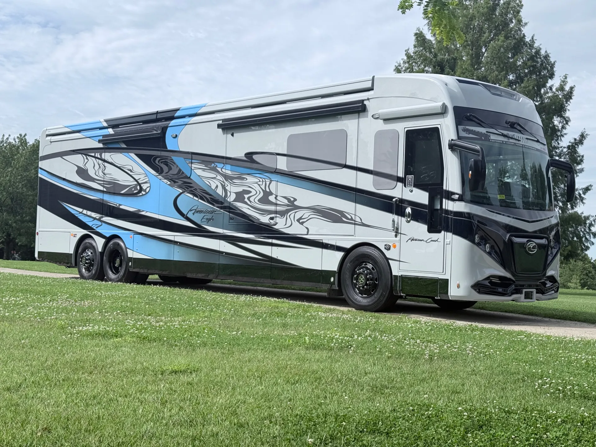 2027 American Coach American Eagle 45FW - Photo 2