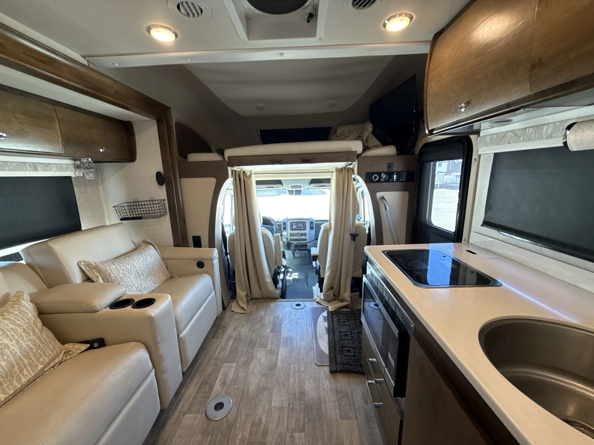 2019 Tiffin Wayfarer 25 QW — living area main