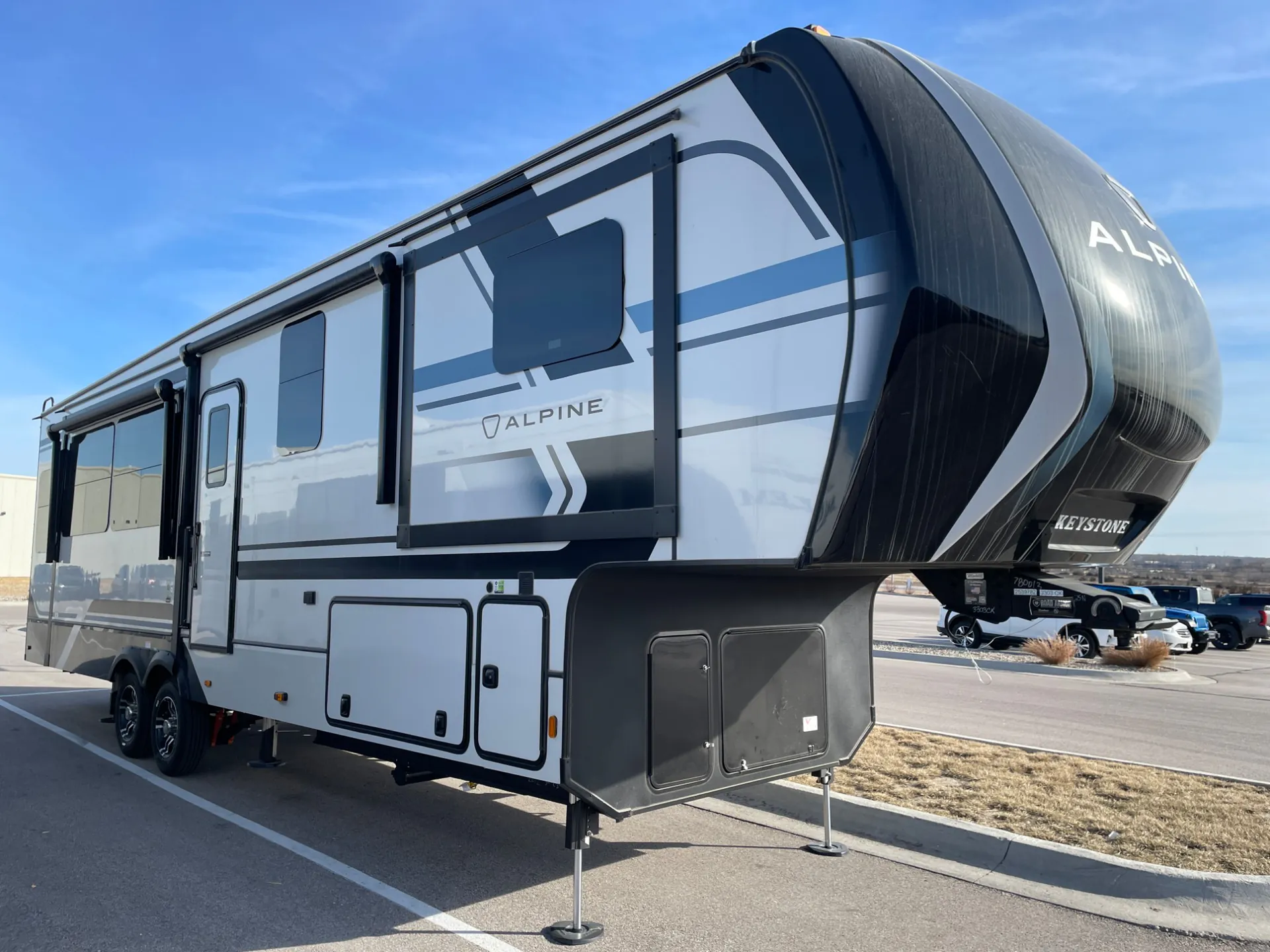 2026 Keystone Alpine 3303CK - Photo 2