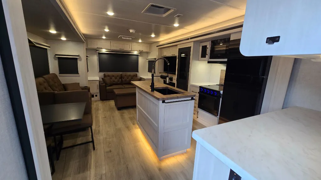 2025 Forest River Grand Surveyor 305RLBS — Photo 7