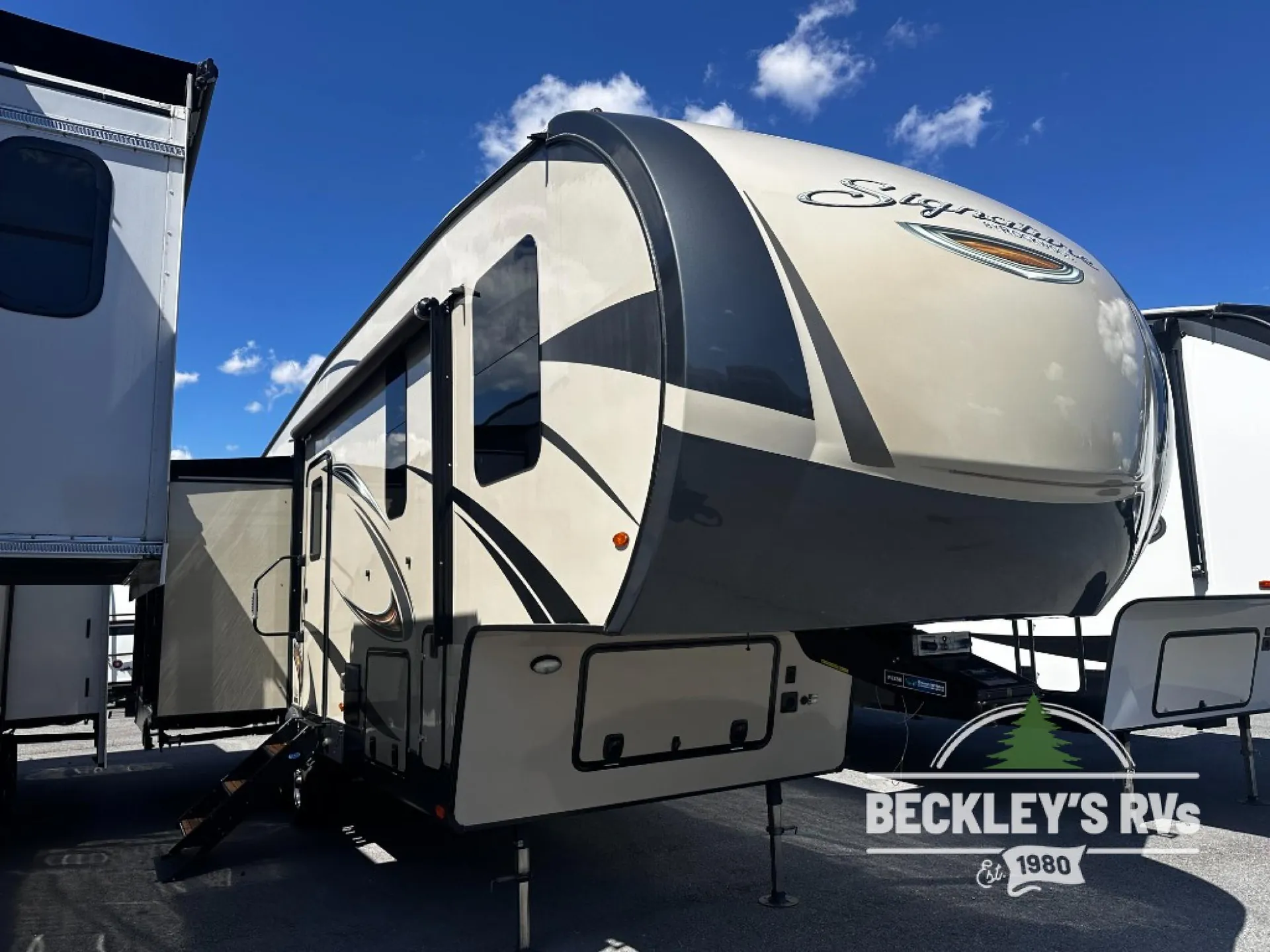 2019 Forest River Rockwood Signature Ultra Lite 8299BS - Photo 2