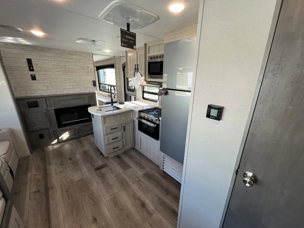 2026 Coachmen Catalina Legacy Edition 343BHTS (2 Queen Beds), Photos photo 20