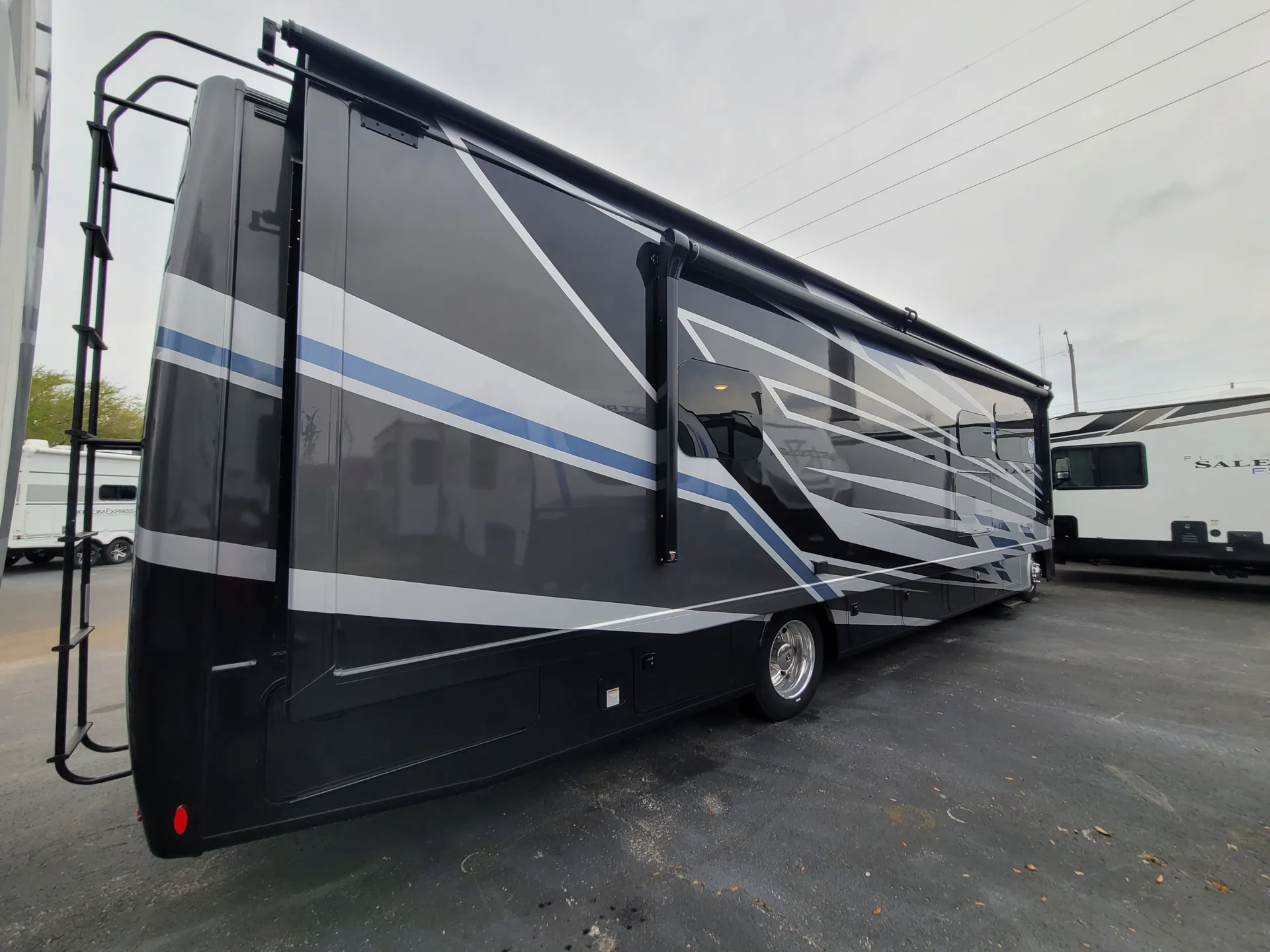 2025 Thor Motor Coach Indigo CC35 - Photo 4